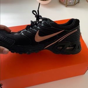 BLACK AND PEACH NIKE TORCH!!